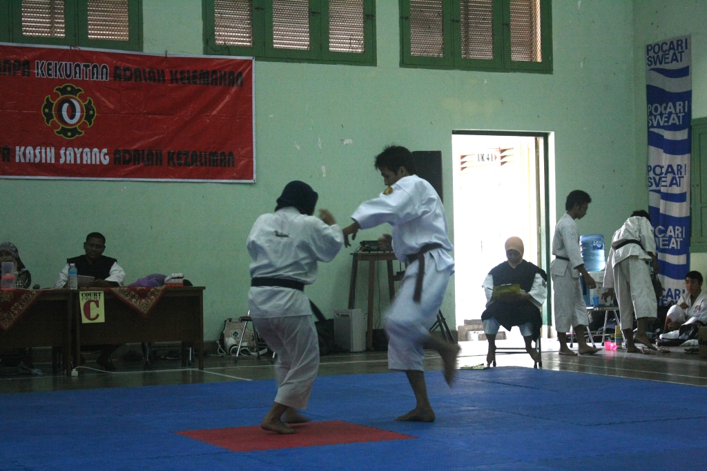 Foto Kejuaraan Beladiri Kempo Antar Dojo 2011 Kategori Embu Berpasangan Campuran Kyu 2/Kyu1