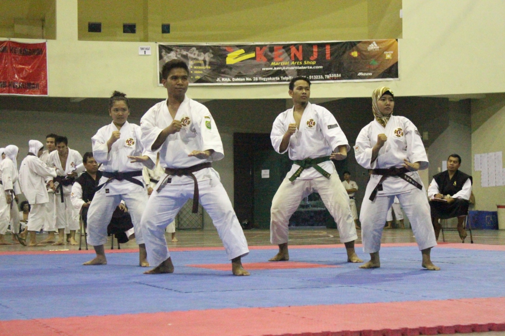 Foto Kejuaraan Antar Mahasiswa Beladiri Kempo 2012 Se-D.I Yogyakarta dan Jawa Tengah Kategori E,bu Beregu Campuran