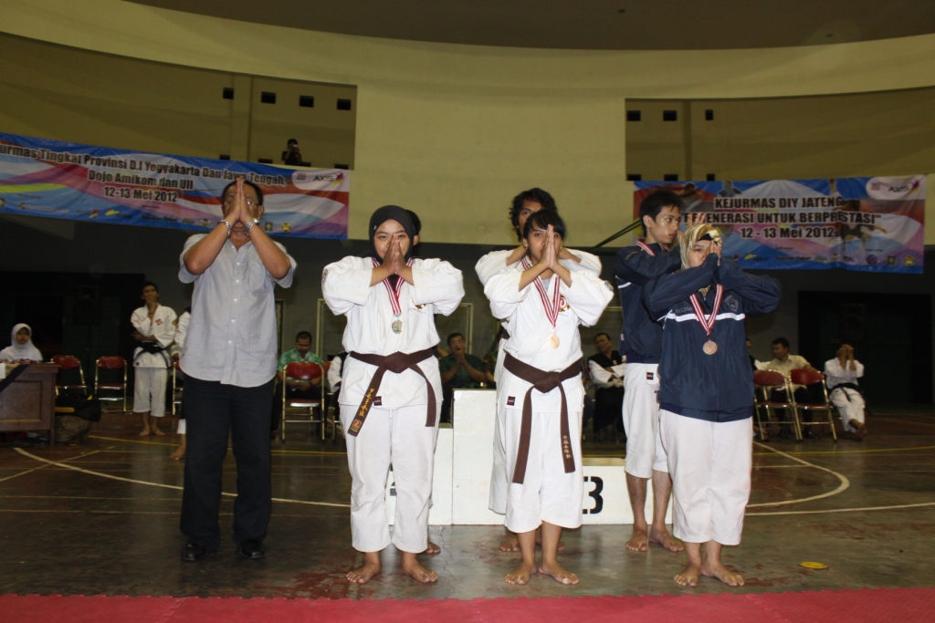 Foto Kejuaraan Antar Mahasiswa Beladiri Kempo 2012 Se D.I. Yogyakarta dan Jawa Tengah Kategori Embu Berpasangan Campuran Kyu 1