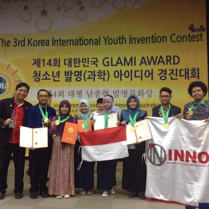 Foto Medali Emas Kompetisi The 3rd International Youth Invention Contest (IYIC) Kategori Agriculture & Enviromental and Renewable Energy, Seoul, Korea Selatan
