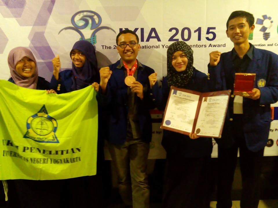 Foto Medali Perunggu Kompetisi The 2nd International Young Inventors Award (IYIA) Kategori Agriculture & Enviromental and Renewable Energy, Jakarta, Indonesia