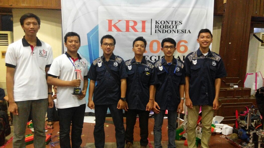 Foto Kontes Robot Indonesia (KRI) Divisi Kontes Robot Pemadam Api Indonesia Berkaki (KRPAI Berkaki)