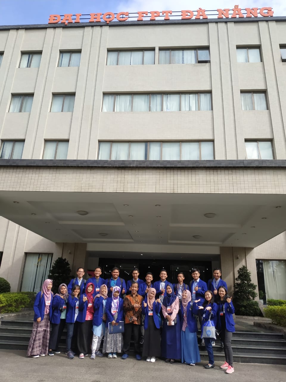 Foto Delegasi Study Visit Ormawa dan Mahasiswa Berprestasi UNY di FPT University Vietnam