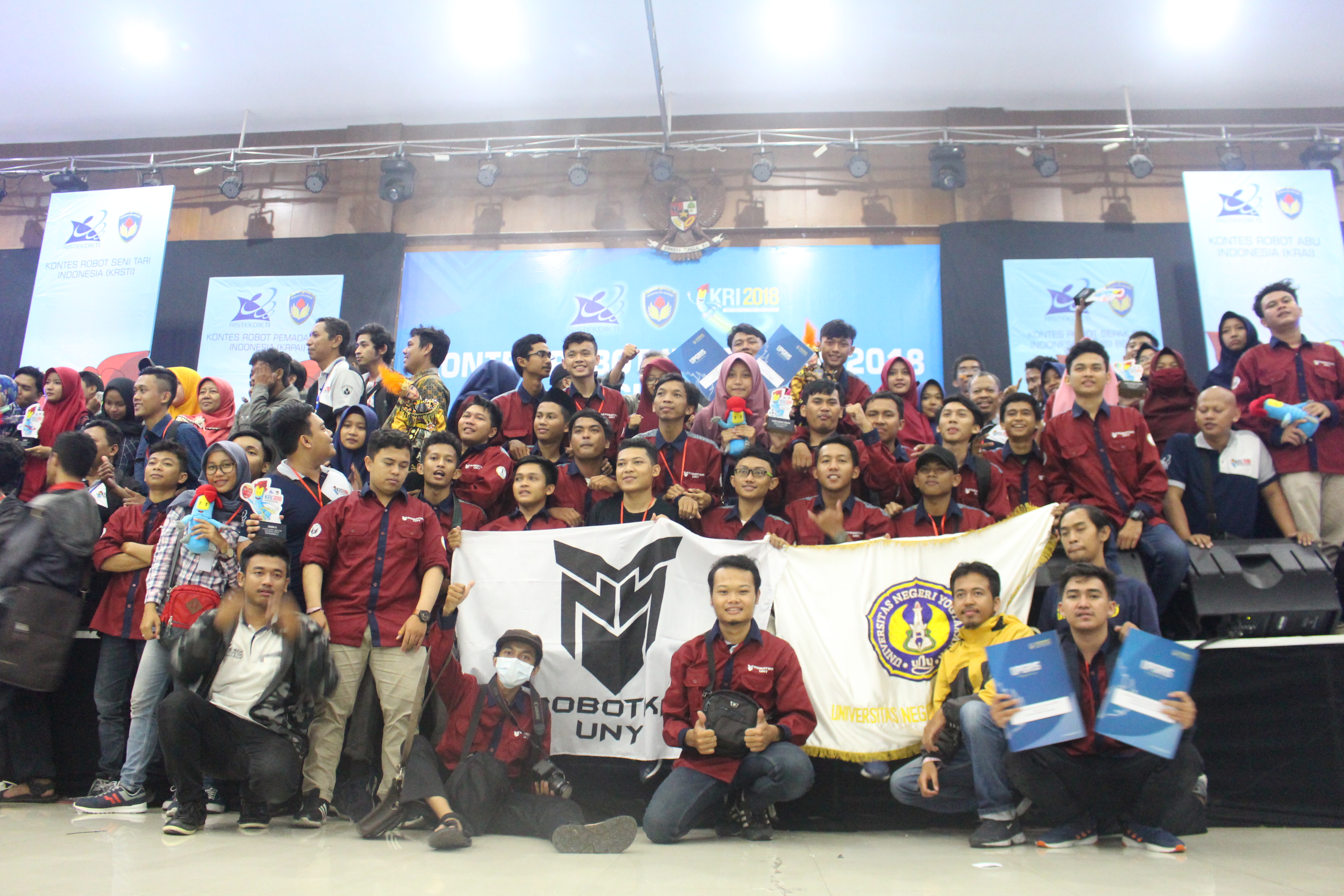 Foto Kontes Robot Sepakbola Indonesia Humanoid Regional IV