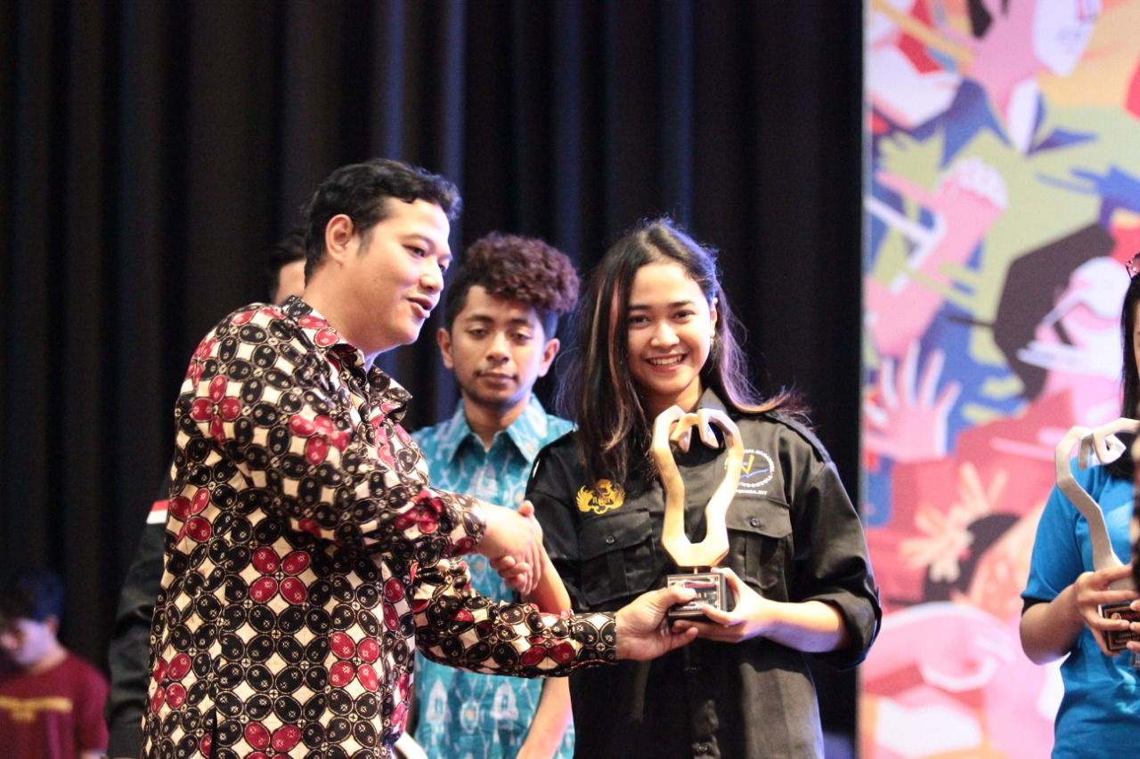 Foto Juara 1 Pekan Seni Mahasiswa Nasional XIV Tangkai Lomba Solo Vokal POP Puteri 2018 Tingkat Nasional Perwakilan Prov. DI Yogyakarta