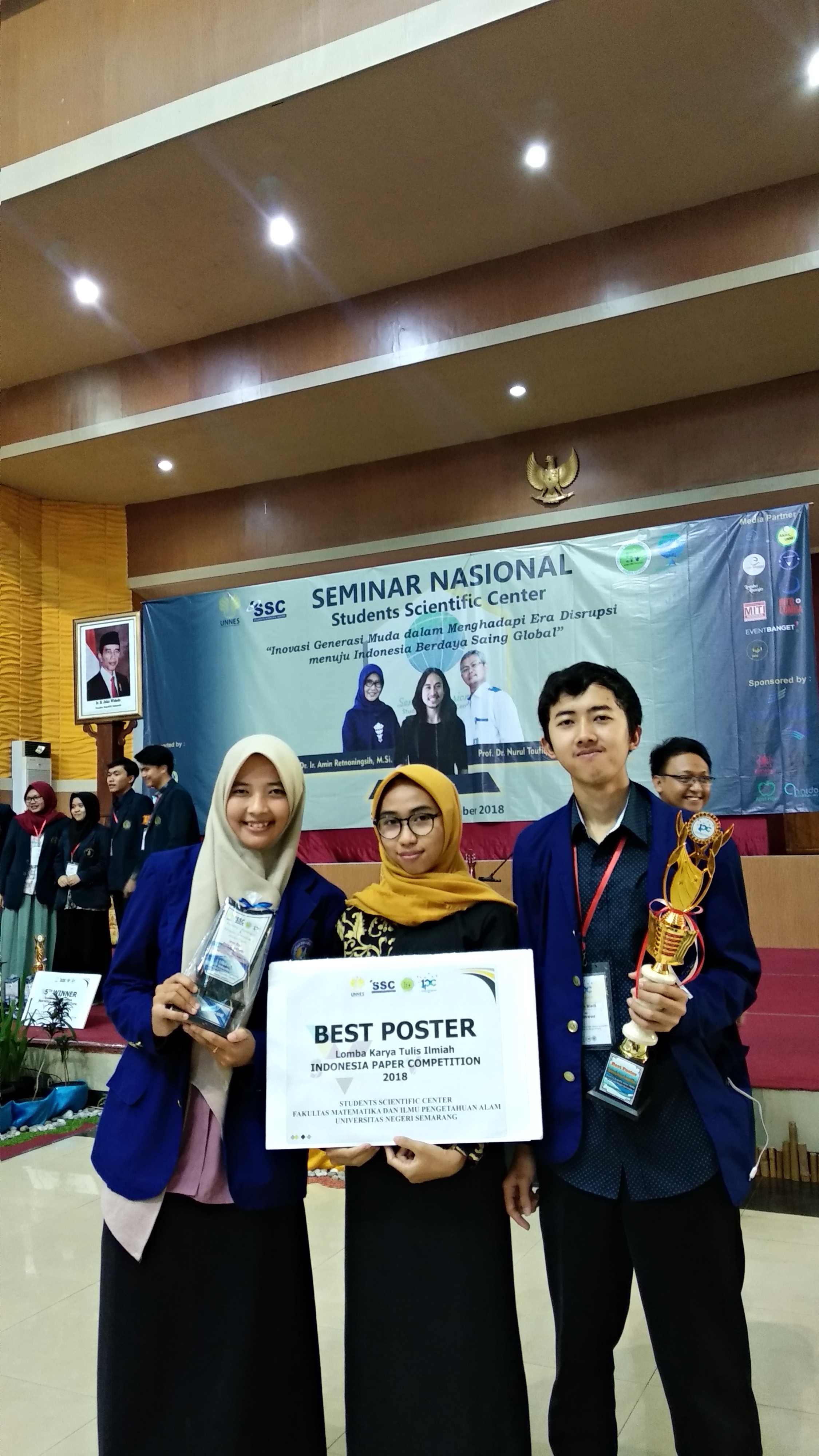 Foto Lomba Poster Indonesian Paper Competition 2018
