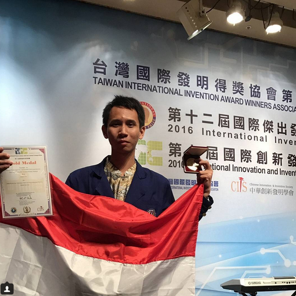 Foto Juara 1/Medali Emas kategori Lingkungan  pada International Innovation and Invention Competition di Taipei, Taiwan 2016