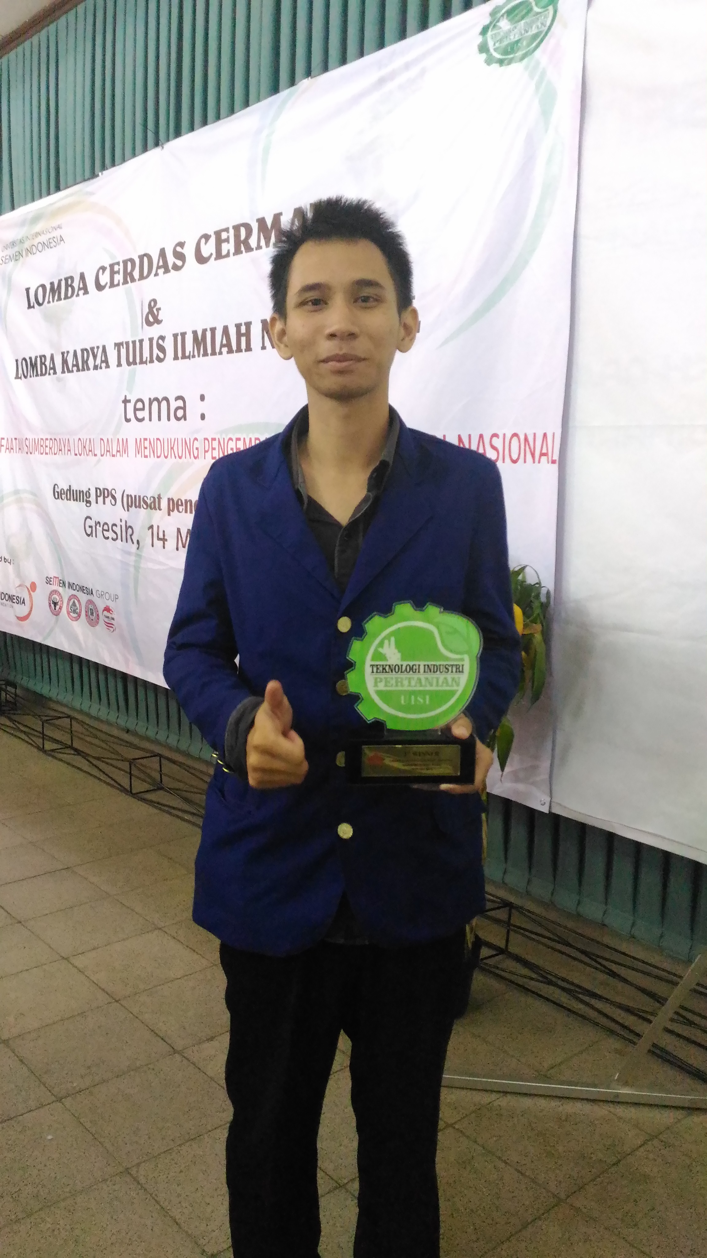 Foto Juara  1  Lomba  Karya  Tulis   Nasional   Agroindustrial   Week  di  Univers ita s Internasional  Semen Indonesia (UISI) di Gresik, April 2016.