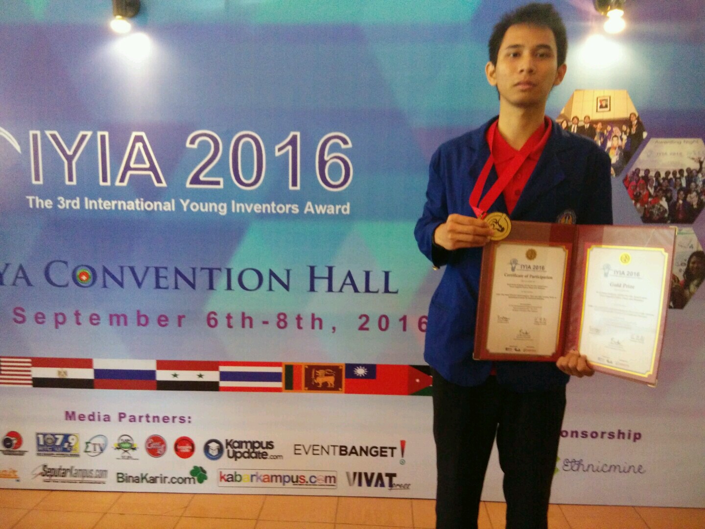 Foto Juara 1 kategori Rekayasa Teknologi pada International Young Inventor Award (IYIA) from INNOPA, WIIPA and IFIA at Surabaya Convention Hall, September 2016.