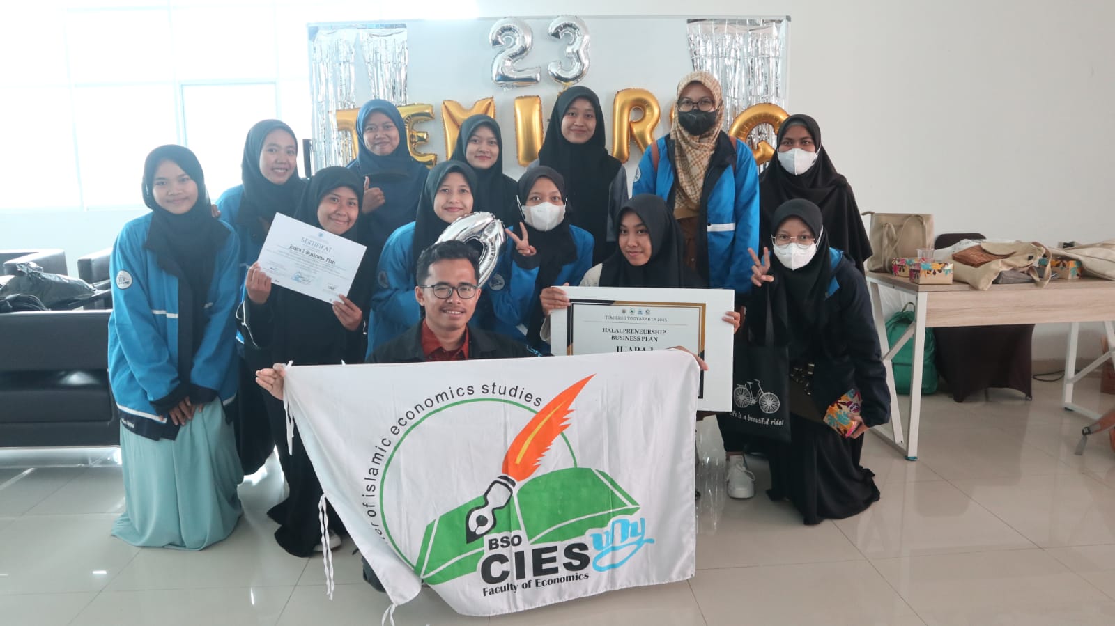 Foto Halalpreneurship Scintific Paper Competition Temu Ilmiah Regional FoSSEI Yogyakarta 2023