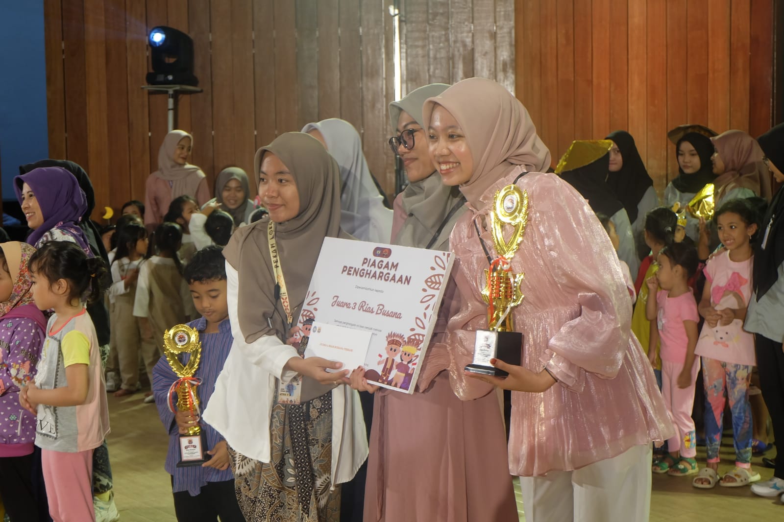 Foto Juara 2 Rias Busana Tari pada Pekan Lomba Karya Mahasiswa PG PAUD dalam Koreografi Tari Anak.