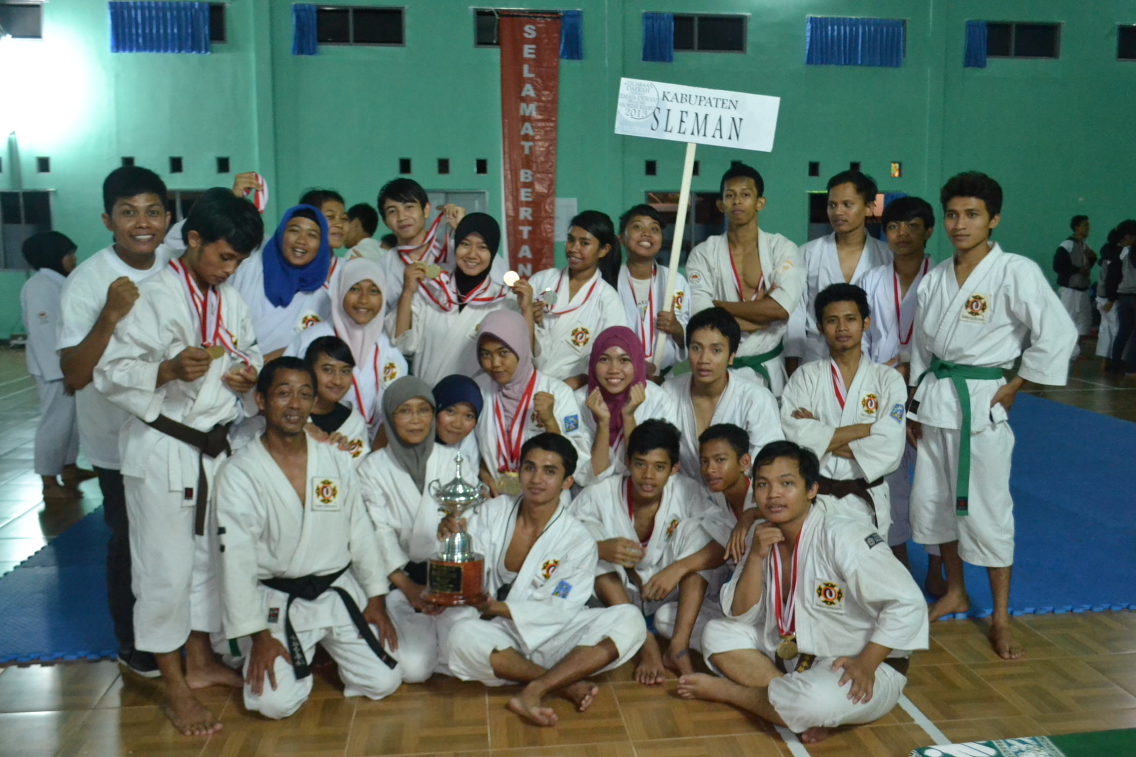 Foto Kejuaraan Daerah Tingkat Senior Cabang Olahraga Beladiri Kempo 2013 Kategori Embu Beregu Campuran