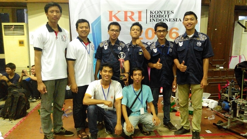 Foto Kontes Robot Indonesia (KRI) Divisi Kontes Robot Pemadam Api Indonesia Berkaki (KRPAI Berkaki)