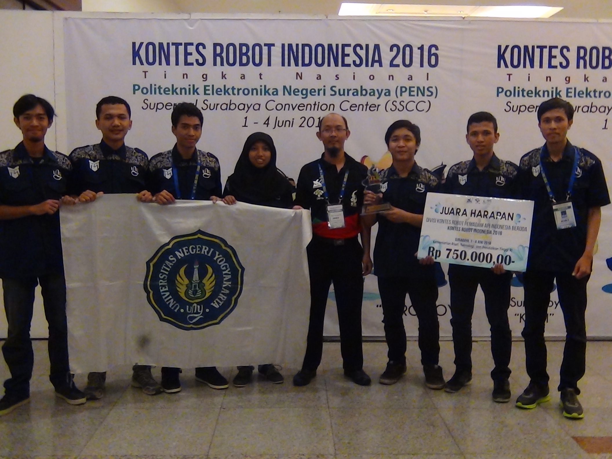Foto Kontes Robot Indonesia 2016 Divisi Robot Pemadam Api Beroda