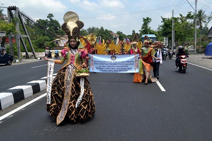 Foto Lomba Karnaval “Pelangi  Budaya Bumi Merapi” di Sleman, Yogyakarta