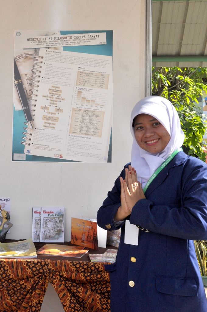 Foto Penghargaan diberikan oleh Unversitasi Negeri Yogyakarta kepada mahasiswa yang memiliki prestasi dibidang penalaran dalam rangka memperingati hari pendidikan nasional tahun 2018