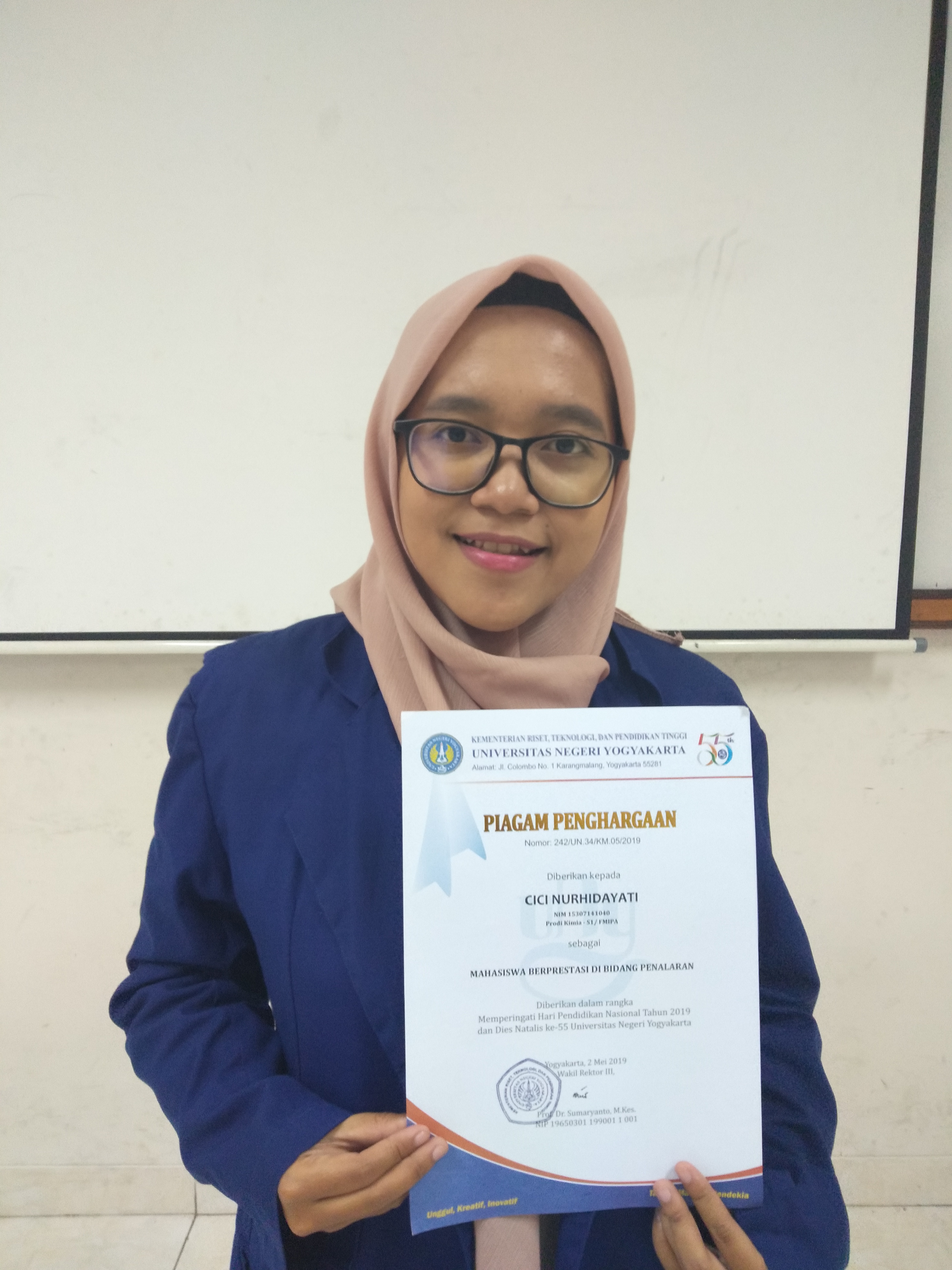 Foto Penghargaan Mahasiswa Berprestasi Tingkat Universitas Negeri Yogyakarta 