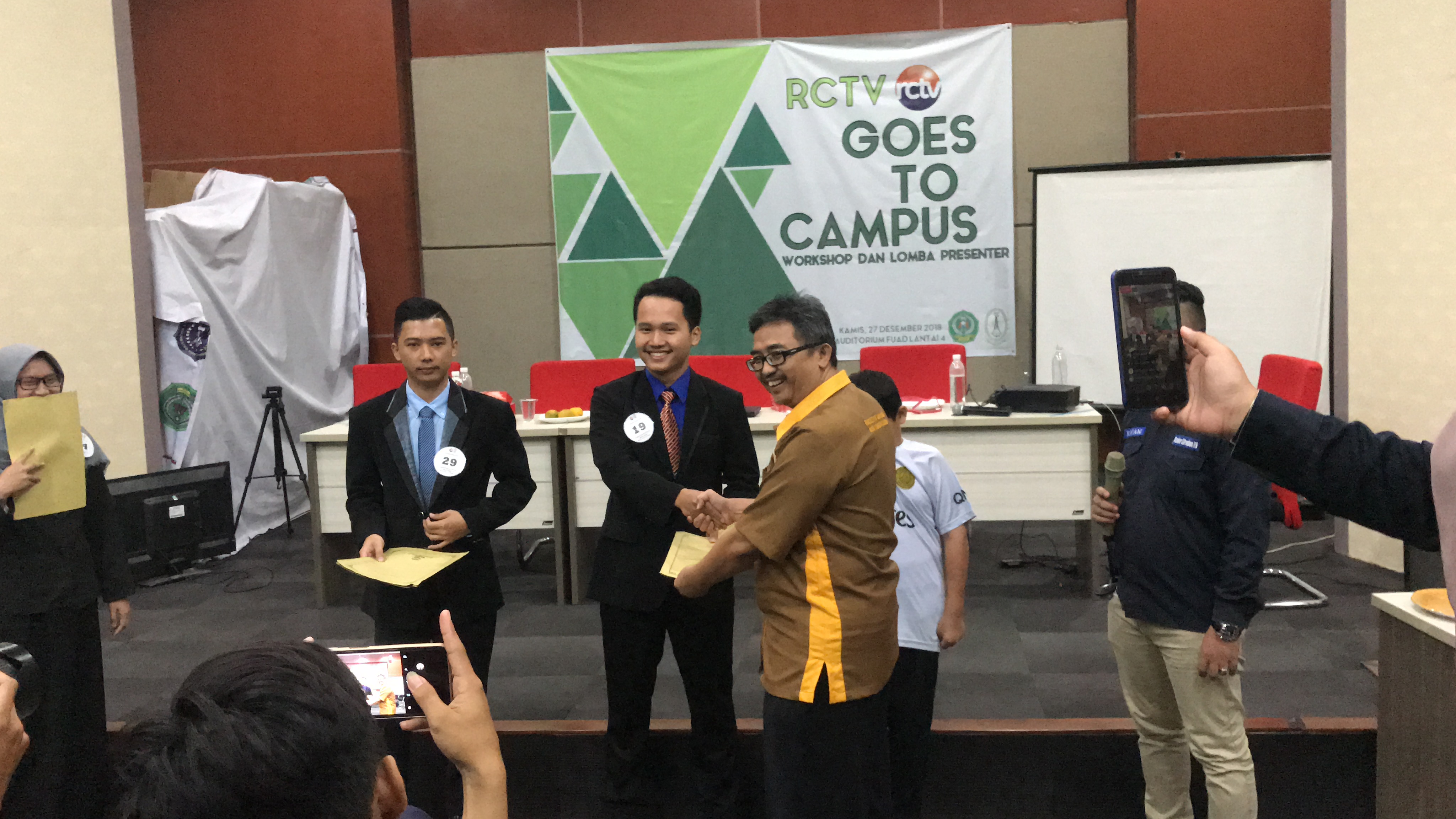 Foto Lomba News Presenter RCTV goes to campus