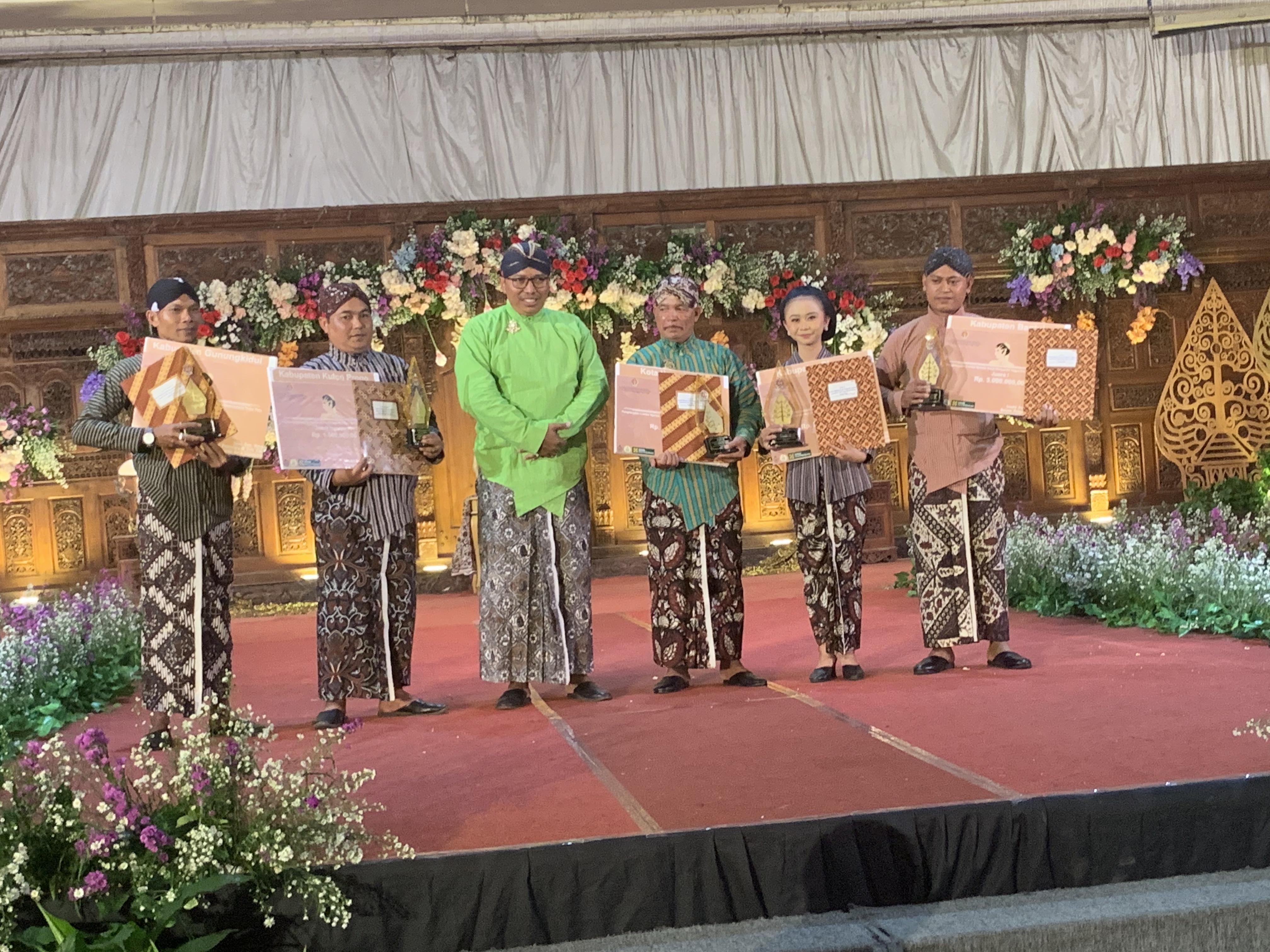 Foto Lomba Njantur Kirab Pengantin Gaya Yogyakarta tahun 2023 